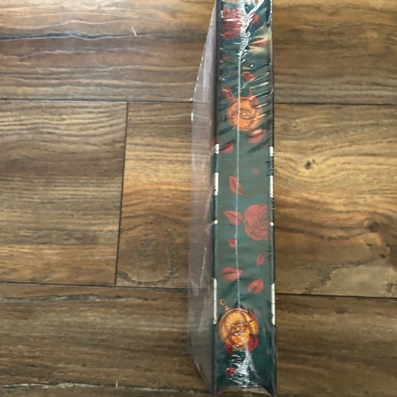 Illumicrate - Capitana by Cassandra James - Picture 3 of 6